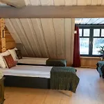 Uelase Riverside Lodge, Rural Retreat For 20 Guests, Private Smoke Sauna Available, Estonia Vikendica