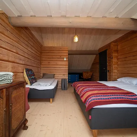 Semesterbostad Uelase Riverside Lodge, Rural Retreat For 20 Guests, Private Smoke Sauna Available, Estonia Lohu