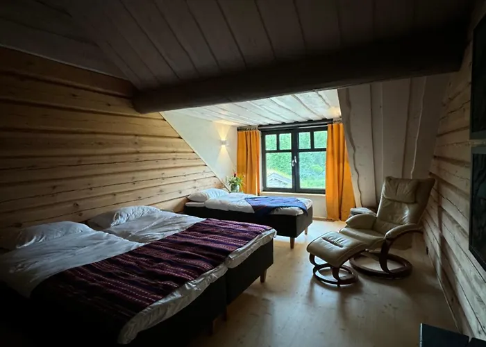 Uelase Riverside Sleeps 20 And Optional Smoke Sauna